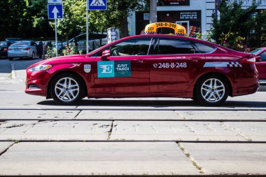 Kyiv, Ukrayna - 01 Ağustos 2023 Kyiv şehir merkezinde. İnsanlar bunu her gün kullanıyor. Başkentte ulaşımın yollarından biridir..