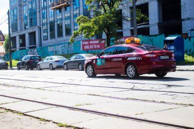 Kyiv, Ukrayna - 01 Ağustos 2023 Kyiv şehir merkezinde. İnsanlar bunu her gün kullanıyor. Başkentte ulaşımın yollarından biridir..