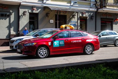 Kyiv, Ukrayna - 01 Ağustos 2023 Kyiv şehir merkezinde. İnsanlar bunu her gün kullanıyor. Başkentte ulaşımın yollarından biridir..