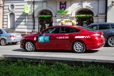 Kyiv, Ukrayna - 01 Ağustos 2023 Kyiv şehir merkezinde. İnsanlar bunu her gün kullanıyor. Başkentte ulaşımın yollarından biridir..