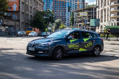 Kyiv, Ukrayna - 01 Ağustos 2023 Kyiv şehir merkezinde. İnsanlar bunu her gün kullanıyor. Başkentte ulaşımın yollarından biridir..
