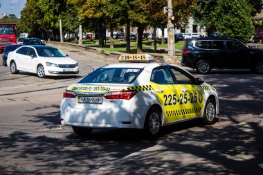 Kyiv, Ukrayna - 01 Ağustos 2023 Kyiv şehir merkezinde. İnsanlar bunu her gün kullanıyor. Başkentte ulaşımın yollarından biridir..