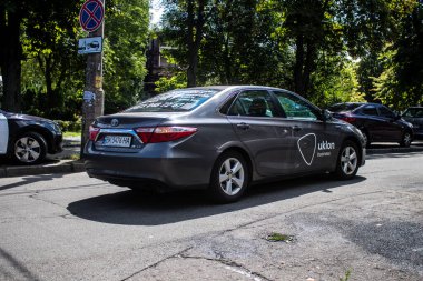 Kyiv, Ukrayna - 01 Ağustos 2023 Kyiv şehir merkezinde. İnsanlar bunu her gün kullanıyor. Başkentte ulaşımın yollarından biridir..