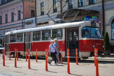 Kyiv, Ukrayna - 01 Ağustos 2023 Kyiv şehir merkezinde tramvay sürüyor. İnsanlar bunu her gün kullanıyor. Başkentte ulaşımın yollarından biridir..