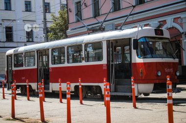 Kyiv, Ukrayna - 01 Ağustos 2023 Kyiv şehir merkezinde tramvay sürüyor. İnsanlar bunu her gün kullanıyor. Başkentte ulaşımın yollarından biridir..