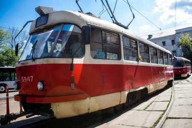 Kyiv, Ukrayna - 01 Ağustos 2023 Kyiv şehir merkezinde tramvay sürüyor. İnsanlar bunu her gün kullanıyor. Başkentte ulaşımın yollarından biridir..