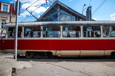 Kyiv, Ukrayna - 01 Ağustos 2023 Kyiv şehir merkezinde tramvay sürüyor. İnsanlar bunu her gün kullanıyor. Başkentte ulaşımın yollarından biridir..