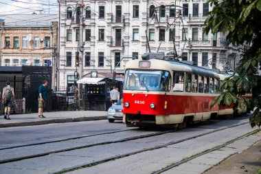 Kyiv, Ukrayna - 01 Ağustos 2023 Kyiv şehir merkezinde tramvay sürüyor. İnsanlar bunu her gün kullanıyor. Başkentte ulaşımın yollarından biridir..