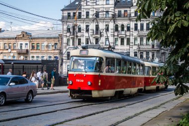 Kyiv, Ukrayna - 01 Ağustos 2023 Kyiv şehir merkezinde tramvay sürüyor. İnsanlar bunu her gün kullanıyor. Başkentte ulaşımın yollarından biridir..
