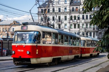 Kyiv, Ukrayna - 01 Ağustos 2023 Kyiv şehir merkezinde tramvay sürüyor. İnsanlar bunu her gün kullanıyor. Başkentte ulaşımın yollarından biridir..