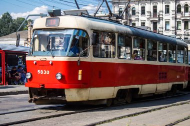 Kyiv, Ukrayna - 01 Ağustos 2023 Kyiv şehir merkezinde tramvay sürüyor. İnsanlar bunu her gün kullanıyor. Başkentte ulaşımın yollarından biridir..