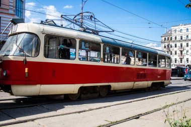 Kyiv, Ukrayna - 01 Ağustos 2023 Kyiv şehir merkezinde tramvay sürüyor. İnsanlar bunu her gün kullanıyor. Başkentte ulaşımın yollarından biridir..