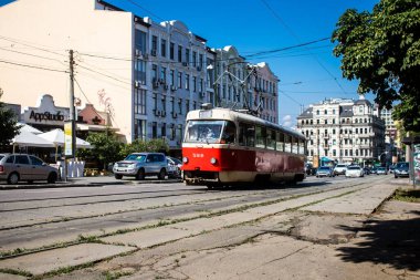 Kyiv, Ukrayna - 01 Ağustos 2023 Kyiv şehir merkezinde tramvay sürüyor. İnsanlar bunu her gün kullanıyor. Başkentte ulaşımın yollarından biridir..