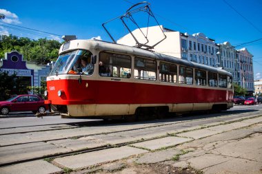 Kyiv, Ukrayna - 01 Ağustos 2023 Kyiv şehir merkezinde tramvay sürüyor. İnsanlar bunu her gün kullanıyor. Başkentte ulaşımın yollarından biridir..