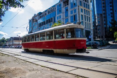 Kyiv, Ukrayna - 01 Ağustos 2023 Kyiv şehir merkezinde tramvay sürüyor. İnsanlar bunu her gün kullanıyor. Başkentte ulaşımın yollarından biridir..