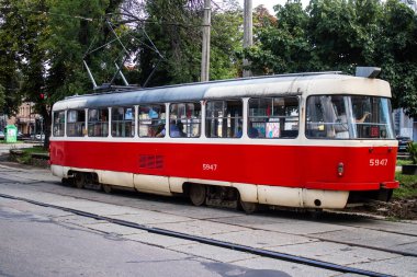 Kyiv, Ukrayna - 01 Ağustos 2023 Kyiv şehir merkezinde tramvay sürüyor. İnsanlar bunu her gün kullanıyor. Başkentte ulaşımın yollarından biridir..