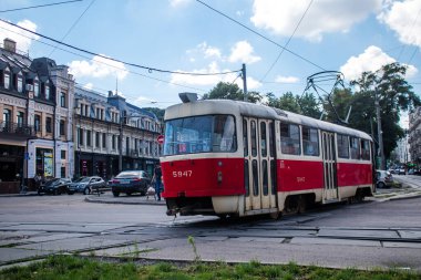 Kyiv, Ukrayna - 01 Ağustos 2023 Kyiv şehir merkezinde tramvay sürüyor. İnsanlar bunu her gün kullanıyor. Başkentte ulaşımın yollarından biridir..