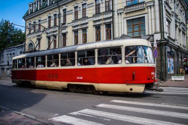 Kyiv, Ukrayna - 01 Ağustos 2023 Kyiv şehir merkezinde tramvay sürüyor. İnsanlar bunu her gün kullanıyor. Başkentte ulaşımın yollarından biridir..