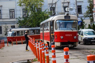 Kyiv, Ukrayna - 01 Ağustos 2023 Kyiv şehir merkezinde tramvay sürüyor. İnsanlar bunu her gün kullanıyor. Başkentte ulaşımın yollarından biridir..