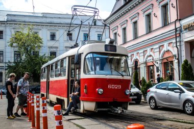 Kyiv, Ukrayna - 01 Ağustos 2023 Kyiv şehir merkezinde tramvay sürüyor. İnsanlar bunu her gün kullanıyor. Başkentte ulaşımın yollarından biridir..