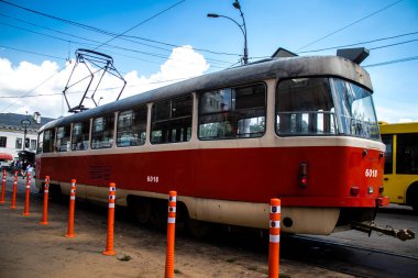 Kyiv, Ukrayna - 01 Ağustos 2023 Kyiv şehir merkezinde tramvay sürüyor. İnsanlar bunu her gün kullanıyor. Başkentte ulaşımın yollarından biridir..