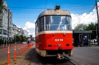 Kyiv, Ukrayna - 01 Ağustos 2023 Kyiv şehir merkezinde tramvay sürüyor. İnsanlar bunu her gün kullanıyor. Başkentte ulaşımın yollarından biridir..