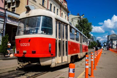 Kyiv, Ukrayna - 01 Ağustos 2023 Kyiv şehir merkezinde tramvay sürüyor. İnsanlar bunu her gün kullanıyor. Başkentte ulaşımın yollarından biridir..
