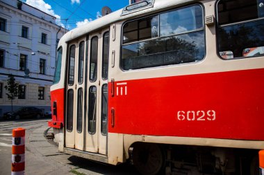 Kyiv, Ukrayna - 01 Ağustos 2023 Kyiv şehir merkezinde tramvay sürüyor. İnsanlar bunu her gün kullanıyor. Başkentte ulaşımın yollarından biridir..