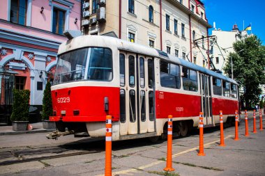 Kyiv, Ukrayna - 01 Ağustos 2023 Kyiv şehir merkezinde tramvay sürüyor. İnsanlar bunu her gün kullanıyor. Başkentte ulaşımın yollarından biridir..