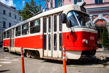 Kyiv, Ukrayna - 01 Ağustos 2023 Kyiv şehir merkezinde tramvay sürüyor. İnsanlar bunu her gün kullanıyor. Başkentte ulaşımın yollarından biridir..