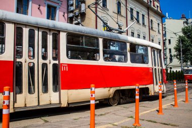 Kyiv, Ukrayna - 01 Ağustos 2023 Kyiv şehir merkezinde tramvay sürüyor. İnsanlar bunu her gün kullanıyor. Başkentte ulaşımın yollarından biridir..