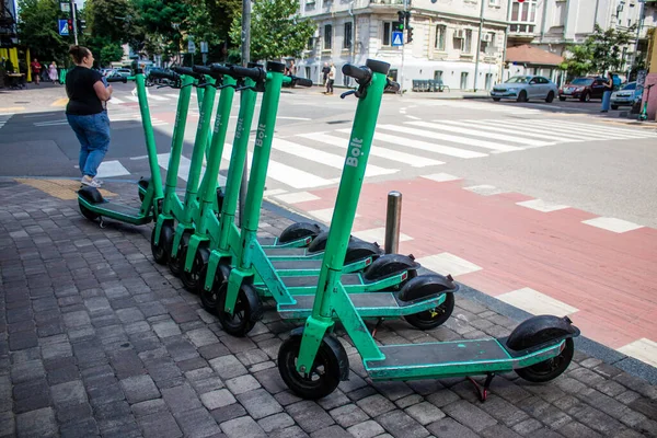 Kyiv, Ukrayna - 01 Ağustos 2023 Elektrik scooter 'ı Kyiv şehir merkezine park etmiş. İnsanlar bunu her gün kullanıyor. Başkentte ulaşımın yollarından biridir..