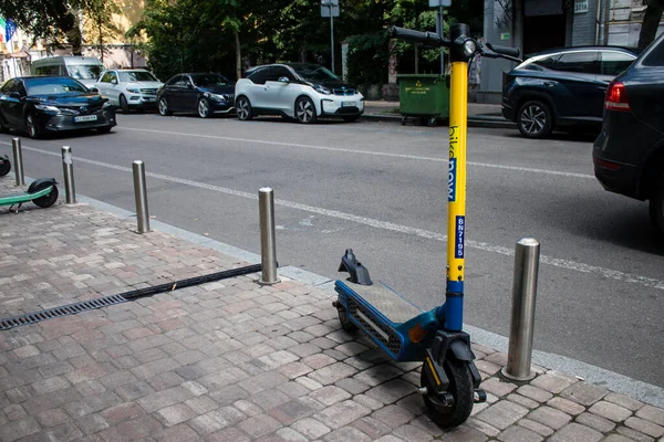 Kyiv, Ukrayna - 01 Ağustos 2023 Elektrik scooter 'ı Kyiv şehir merkezine park etmiş. İnsanlar bunu her gün kullanıyor. Başkentte ulaşımın yollarından biridir..