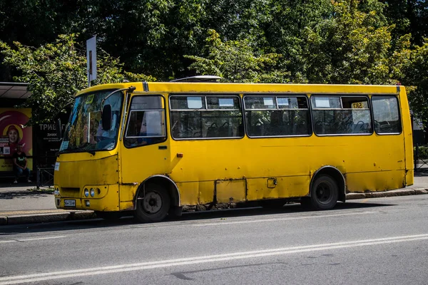 Kyiv, Ukrayna - 01 Ağustos 2023 Yerel otobüs Kyiv şehir merkezine doğru ilerliyor. İnsanlar bunu her gün kullanıyor. Başkentte ulaşımın yollarından biridir..