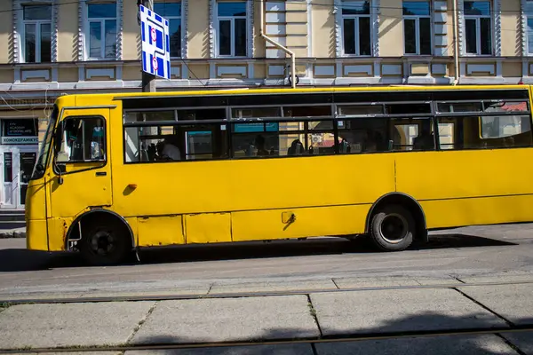 Kyiv, Ukrayna - 01 Ağustos 2023 Yerel otobüs Kyiv şehir merkezine doğru ilerliyor. İnsanlar bunu her gün kullanıyor. Başkentte ulaşımın yollarından biridir..