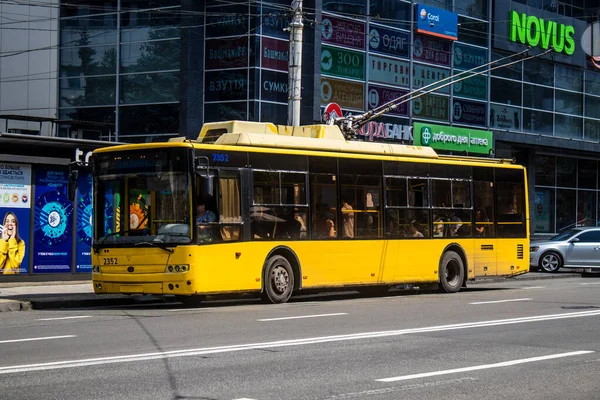 Kyiv Ukraine August 2023 Local Bus Rolling Downtown Kyiv People — Stock Photo, Image
