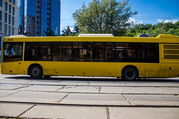 Kyiv, Ukrayna - 01 Ağustos 2023 Yerel otobüs Kyiv şehir merkezine doğru ilerliyor. İnsanlar bunu her gün kullanıyor. Başkentte ulaşımın yollarından biridir..