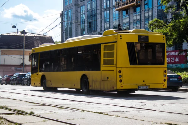 Kyiv, Ukrayna - 01 Ağustos 2023 Yerel otobüs Kyiv şehir merkezine doğru ilerliyor. İnsanlar bunu her gün kullanıyor. Başkentte ulaşımın yollarından biridir..