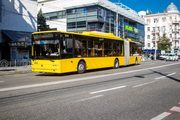Kyiv, Ukrayna - 01 Ağustos 2023 Yerel otobüs Kyiv şehir merkezine doğru ilerliyor. İnsanlar bunu her gün kullanıyor. Başkentte ulaşımın yollarından biridir..
