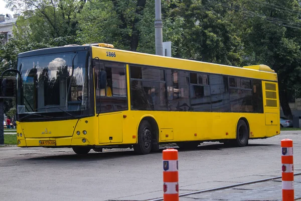 キエフ ウクライナ 8月1 2023 キエフのダウンタウンでローカルバスが転がっています 人々はそれを毎日使っている これは 首都で利用可能な輸送手段の1つです — ストック写真