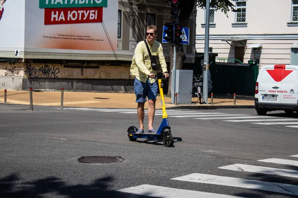 Kyiv Ukraine August 2023 People Rolling Electric Scooter Downtown Kyiv — Stock Photo, Image