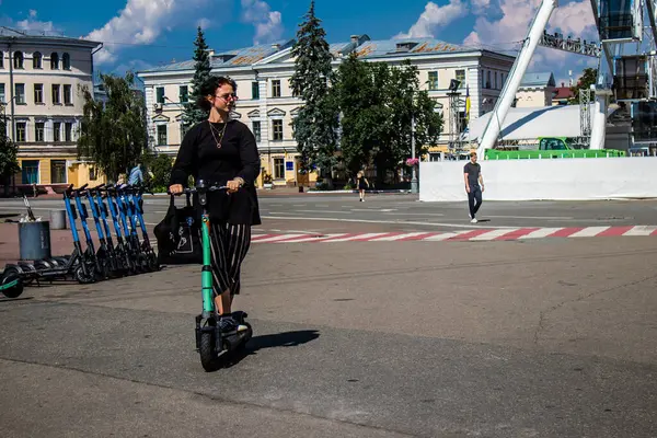 Kiew Ukraine August 2023 Menschen Rollen Mit Einem Elektroroller Der — Stockfoto