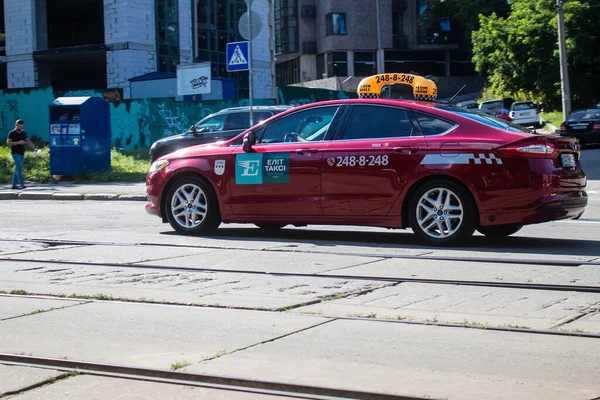 Kyiv, Ukrayna - 01 Ağustos 2023 Kyiv şehir merkezinde. İnsanlar bunu her gün kullanıyor. Başkentte ulaşımın yollarından biridir..