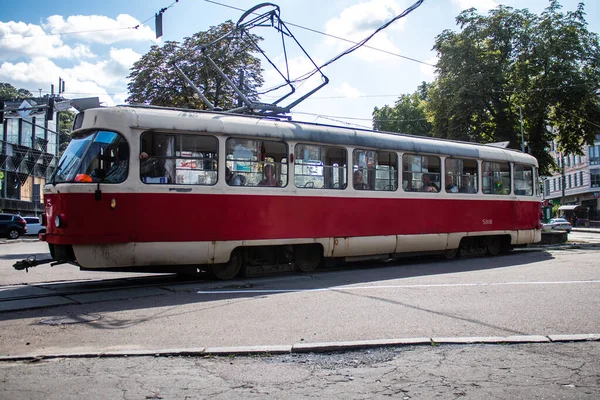 乌克兰基辅 2023年8月1日 在基辅市中心开行的电车 人们每天都用它 它是首都现有的交通工具之一 — 图库照片