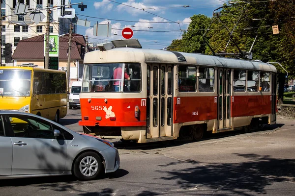 ウクライナのキエフ 2023 トラムがキエフのダウンタウンで転がる 人々はそれを毎日使っている これは 首都で利用可能な輸送手段の1つです — ストック写真