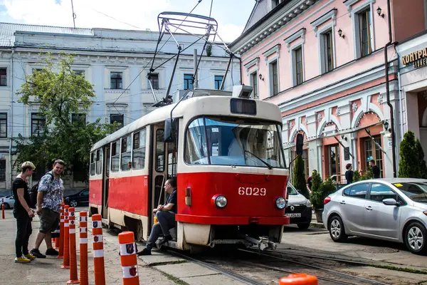 Kyiv, Ukrayna - 01 Ağustos 2023 Kyiv şehir merkezinde tramvay sürüyor. İnsanlar bunu her gün kullanıyor. Başkentte ulaşımın yollarından biridir..