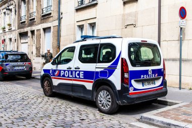 Reims, Fransa - 07 Ağustos 2023 Reims şehir merkezine park etmiş bir polis arabası, Fransa 'nın Champagne şehrinin başkenti.