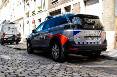 Reims, Fransa - 07 Ağustos 2023 Reims şehir merkezine park etmiş bir polis arabası, Fransa 'nın Champagne şehrinin başkenti.