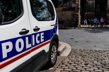 Reims, Fransa - 07 Ağustos 2023 Reims şehir merkezine park etmiş bir polis arabası, Fransa 'nın Champagne şehrinin başkenti.