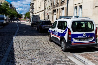 Reims, Fransa - 07 Ağustos 2023 Reims şehir merkezine park etmiş bir polis arabası, Fransa 'nın Champagne şehrinin başkenti.